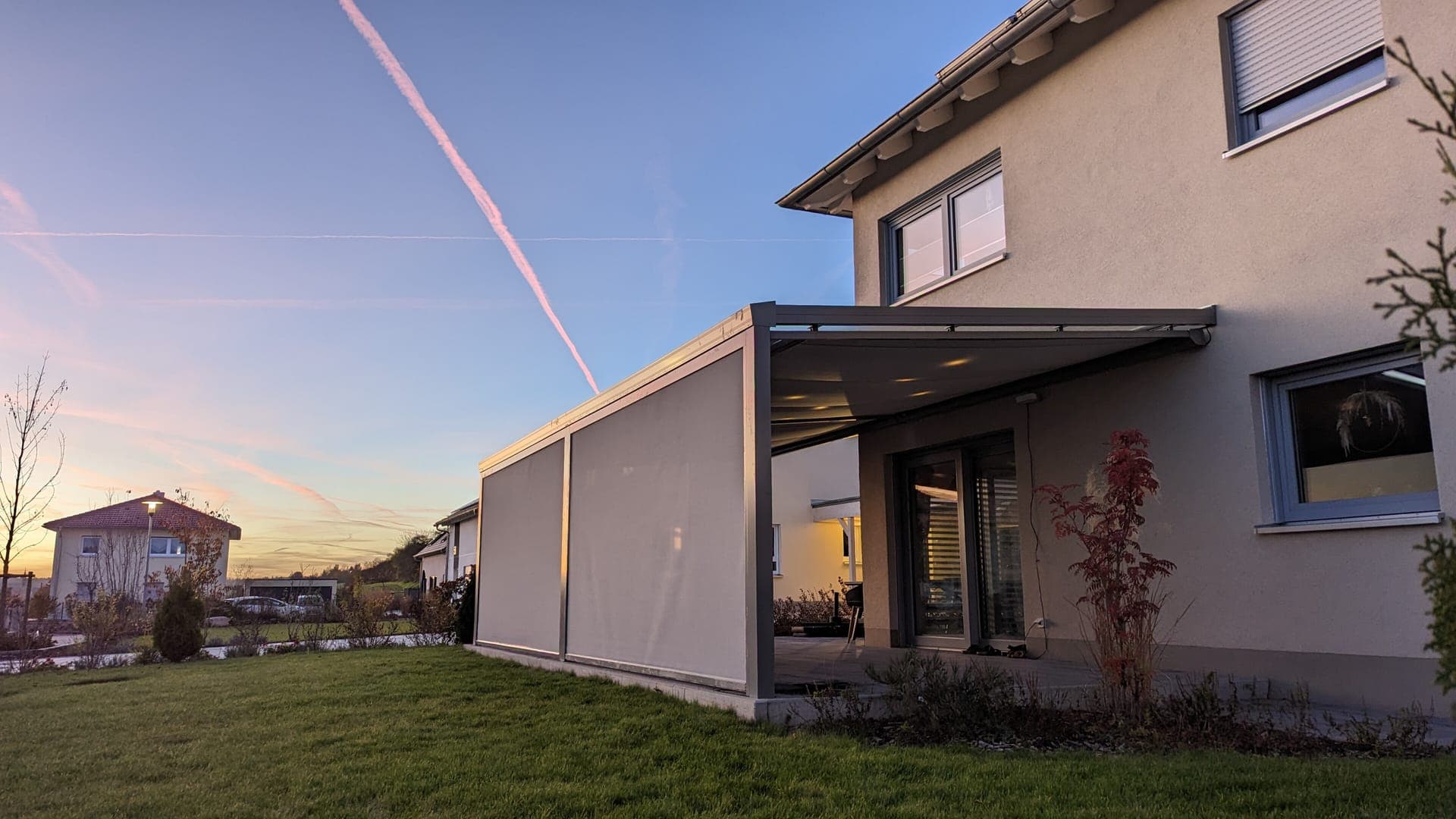 Sommergarten mit Abendbeleuchtung